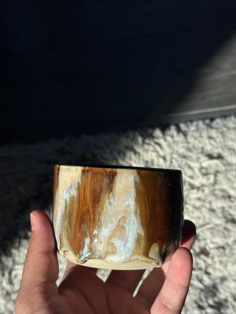 Cană cu glazură iridescentă în vârtejuri de brun și alb