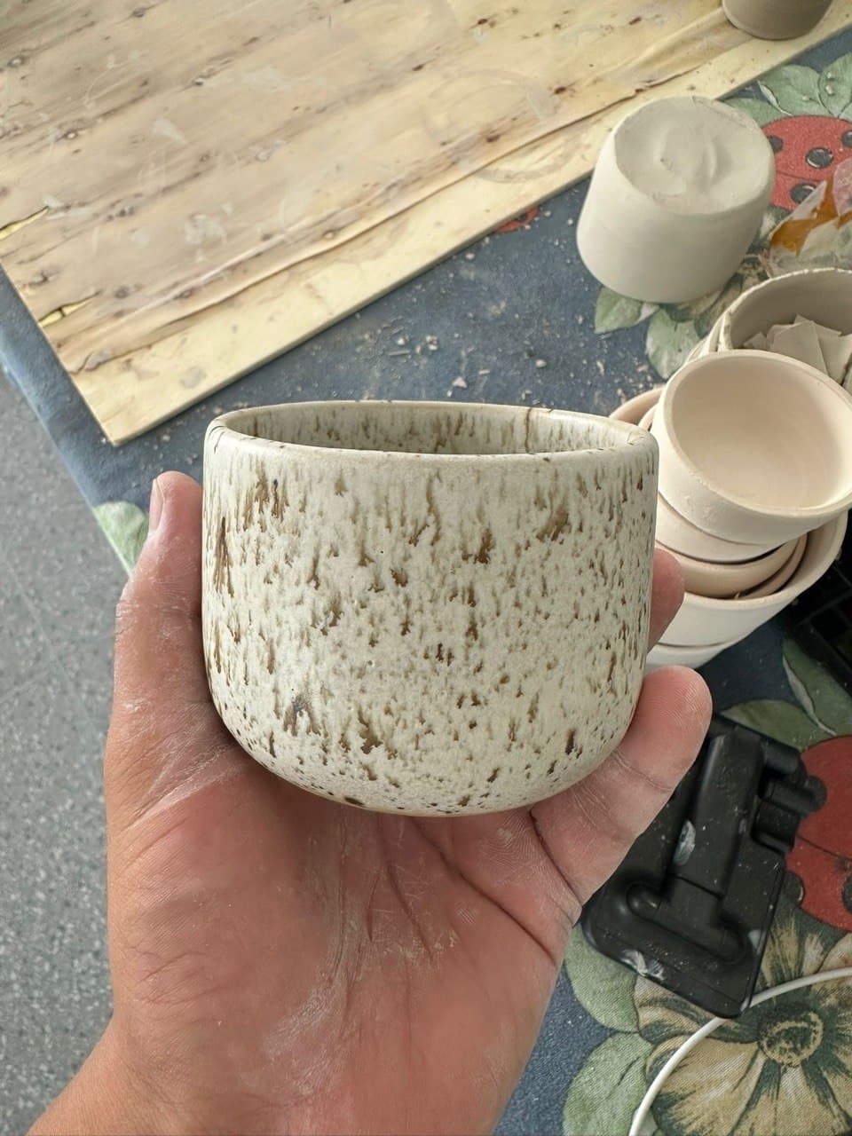 Cană crem cu glazură pătată, proaspăt scoasă din cuptor