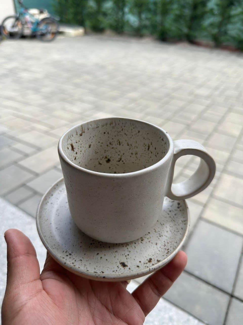 Ceașcă cu farfurioară, glazură crem cu stropi de fier