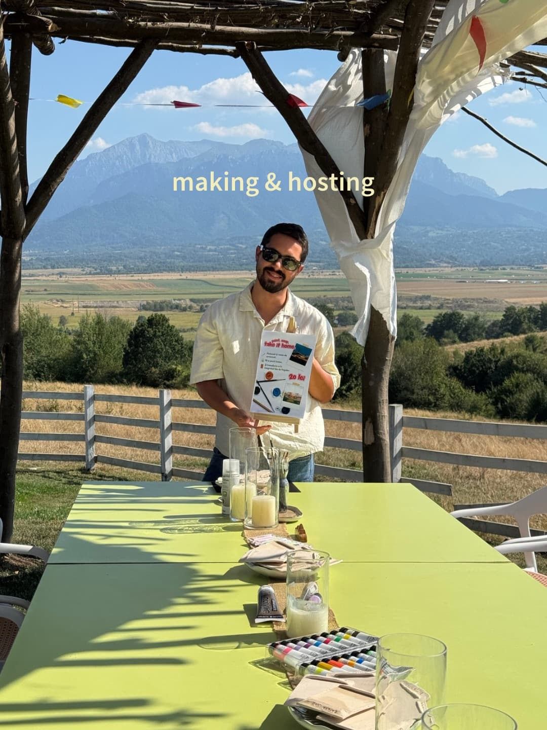 Gazda prezintă atelierul, cu munții în fundal