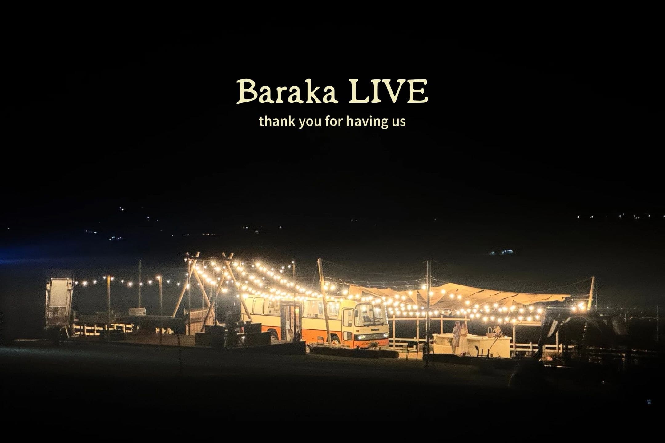 Locul noaptea, luminat de ghirlande: „Baraka LIVE — mulțumim că ne-ați primit”