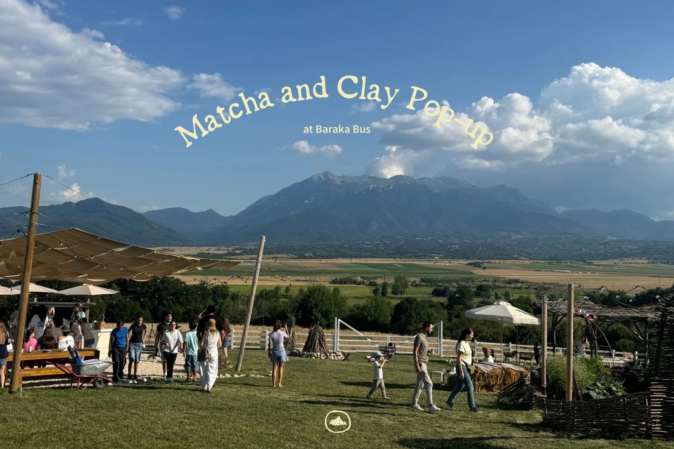 Pajiștea de la Baraka cu munții în fundal, titlul „Matcha and Clay Pop-up at Baraka Bus”