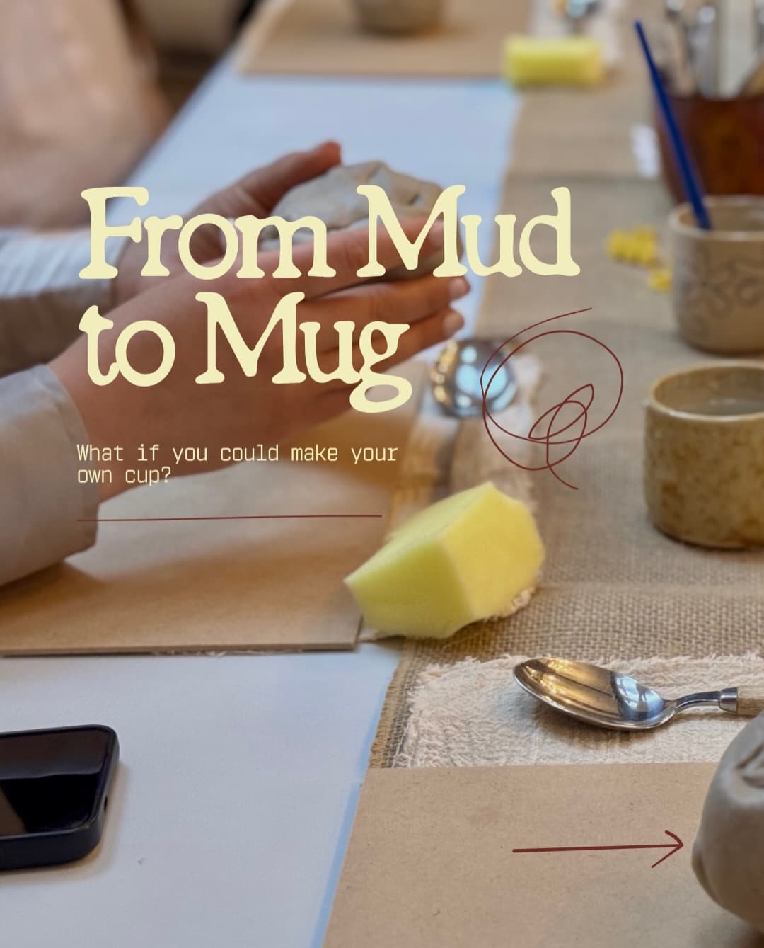 Masa de atelier pregătită, cu titlul „From Mud to Mug — dacă ți-ai putea face singur cana?”
